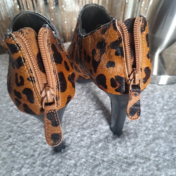 Size 8.5M womens, Banana Republic, leopard print, peep toe heels, Booties - Picture 7 of 11